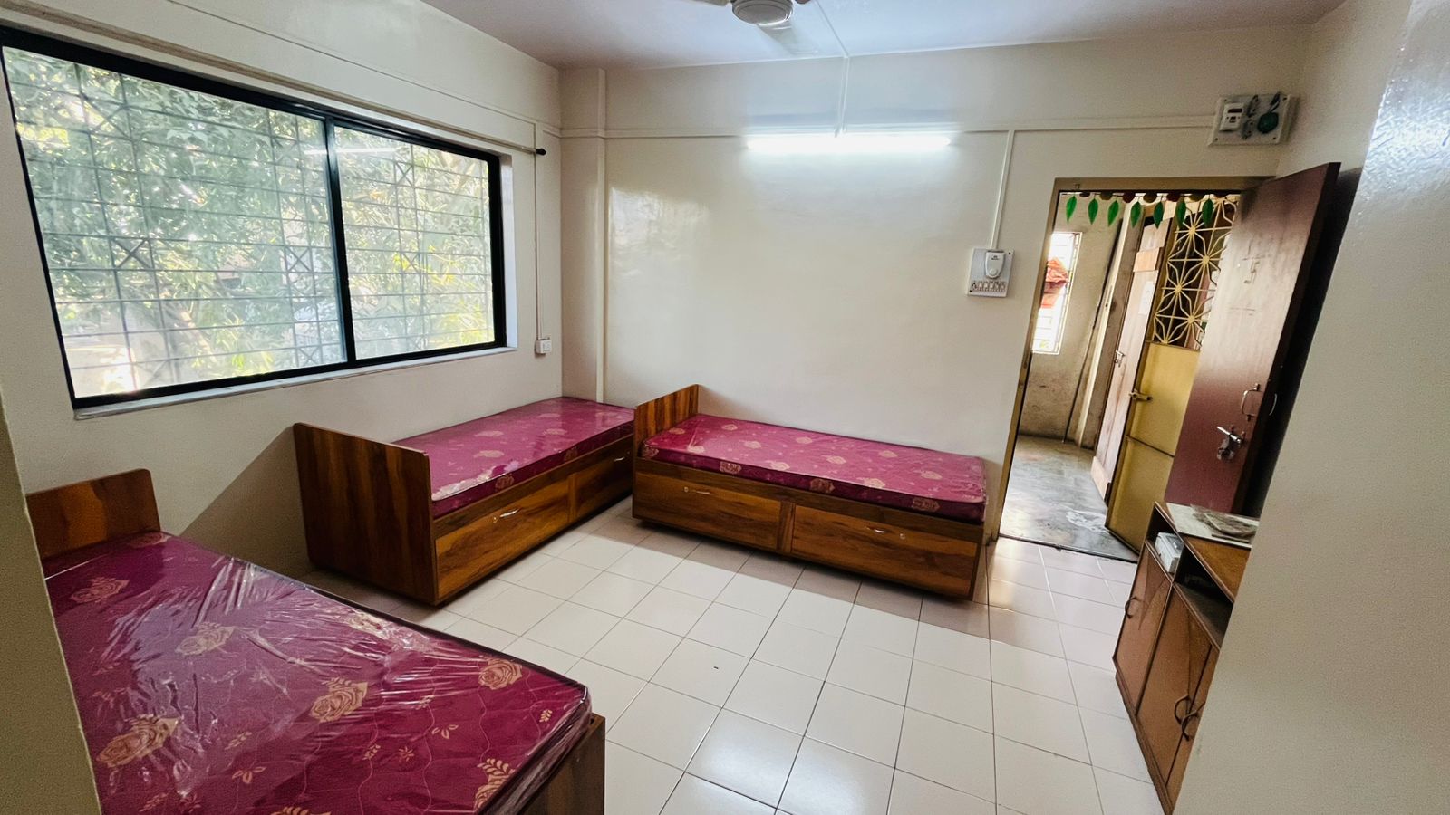 Large Window 3-Bed Room with Concrete Luggage Loft